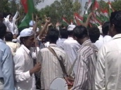 Indian Prime Minister Manmohan Singh touring and meeting voters&sbquo;  India