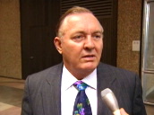 Alan Bond&sbquo;  disgraced businessman&sbquo; tells reporters "I\%27m doing the best I can" to answer charges during fraud trial&sbquo; Australia; 1995