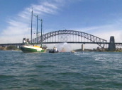 Greenpeace ship \%27Rainbow Warrior\%27 sails towards Sydney Harbour Bridge&sbquo;  Australia; Sep 00